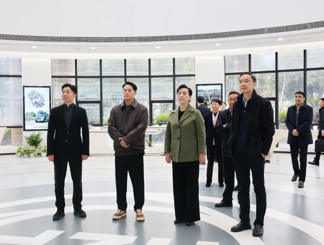 Wang Wenxu, predsednik mestnega odbora kitajske ljudske politične posvetovalne konference Hangzhou (CPPCC), preiskuje podjetje Zhaofeng Co., Ltd.