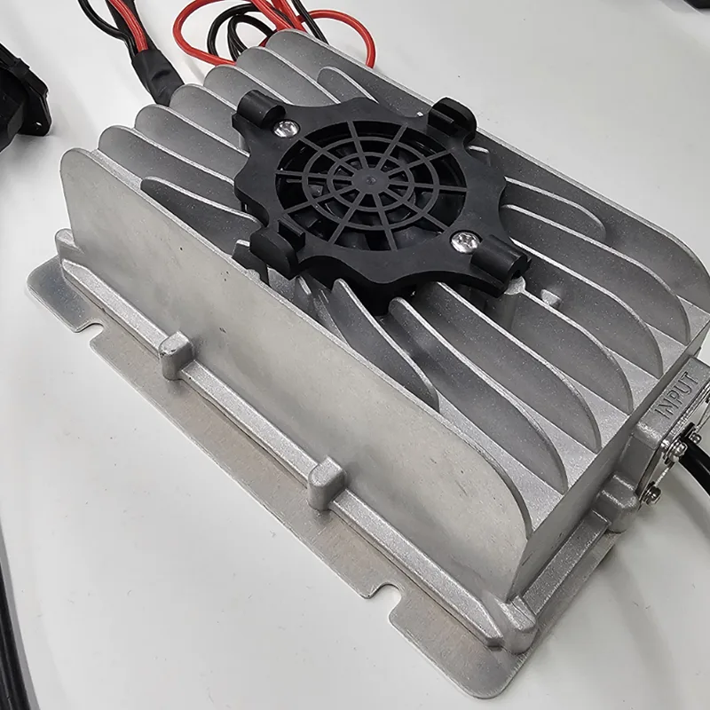 Ekskluzivni hitri polnilnik za voziček za golf z močjo 600 W